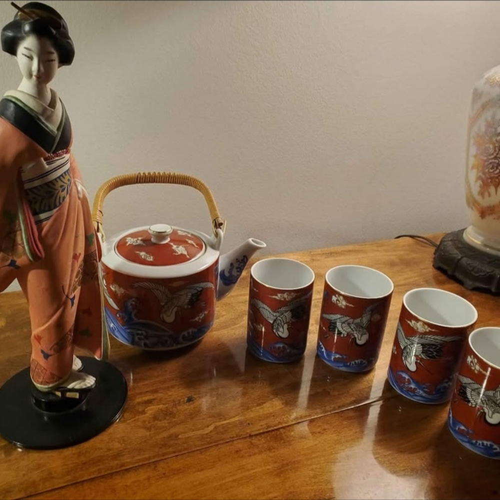Elegant cinnabar-color Porcelain Tea Set with Geisha Figurine